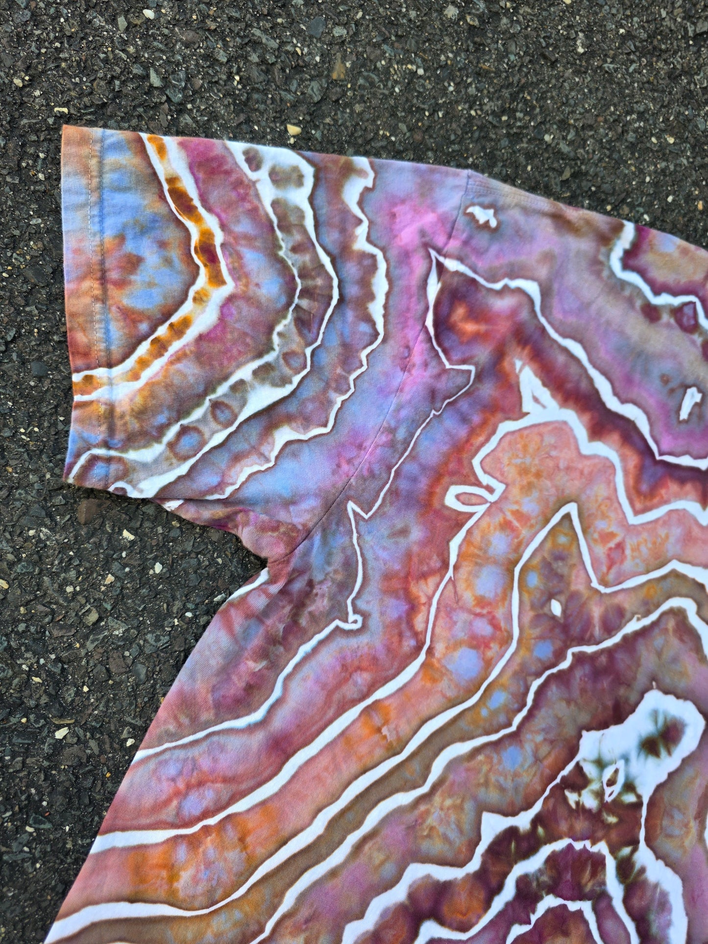 2X KGLW Font geode dyed tee