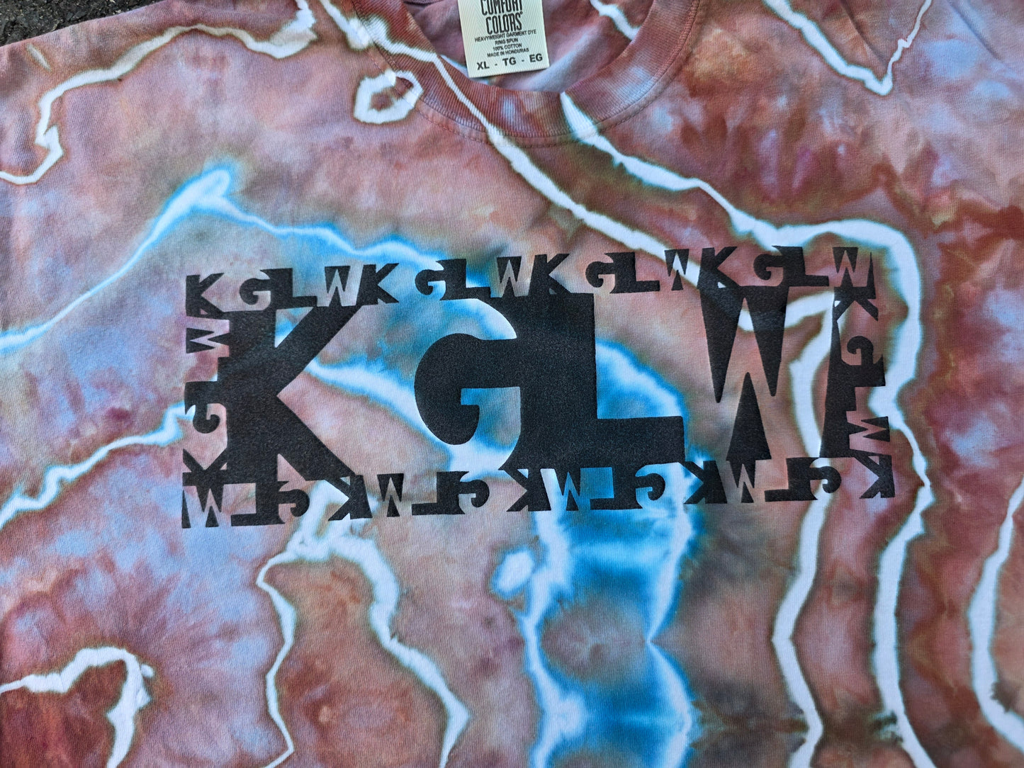 XL KGLW Font Geode Dyed tee